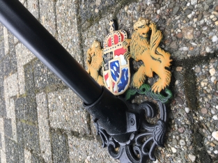 Fahnenmasthalter, schwarz mit Royal-Logo, für Wand, Gusseisen, pulverbeschichtet